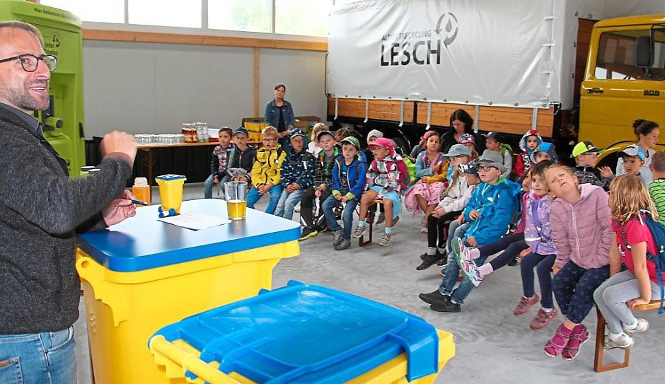 Vorschulkinder aus dem Kindergarten Regenbogen zu Gast im Altfettrecyclingbetrieb Lesch und fragten dem Chef ein Loch in den Bauch. Foto: Karch