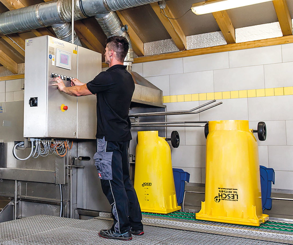 Fully automatic cleaning of the grease boxes from the catering trade.